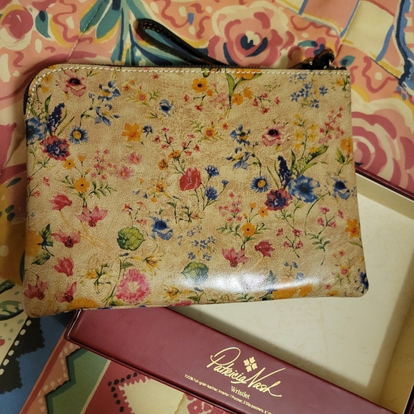 Patricia Nash Leather Floral Wristlet "Prairie" Pattern ~ NWT/NIB ~ Pretty! - Picture 9 of 16
